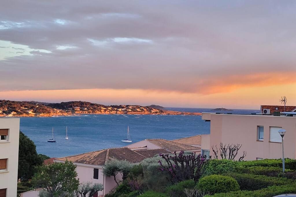 בנדול T2 Vue Mer Dans Residence Calme / T2 Sea View In A Quiet Residence מראה חיצוני תמונה
